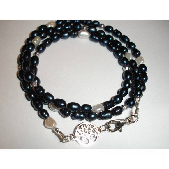 Petite Pearl triple wrap bracelet - Picture 2 of 5